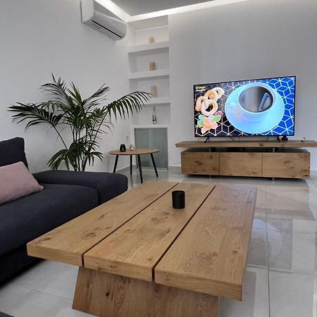 Modern Apartment Close To Airport With Gym And Bbq Iráklio Kültér fotó