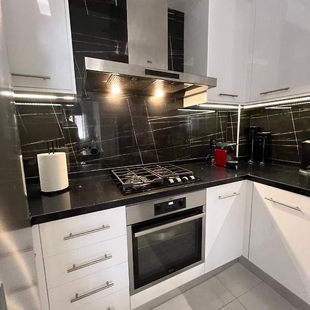 Modern Apartment Close To Airport With Gym And Bbq Iráklio Kültér fotó