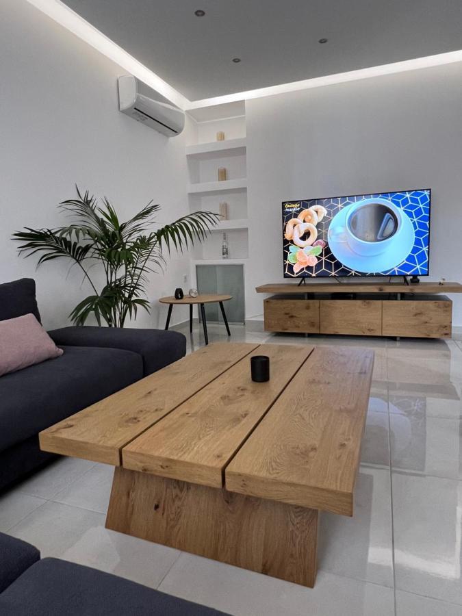 Modern Apartment Close To Airport With Gym And Bbq Iráklio Kültér fotó